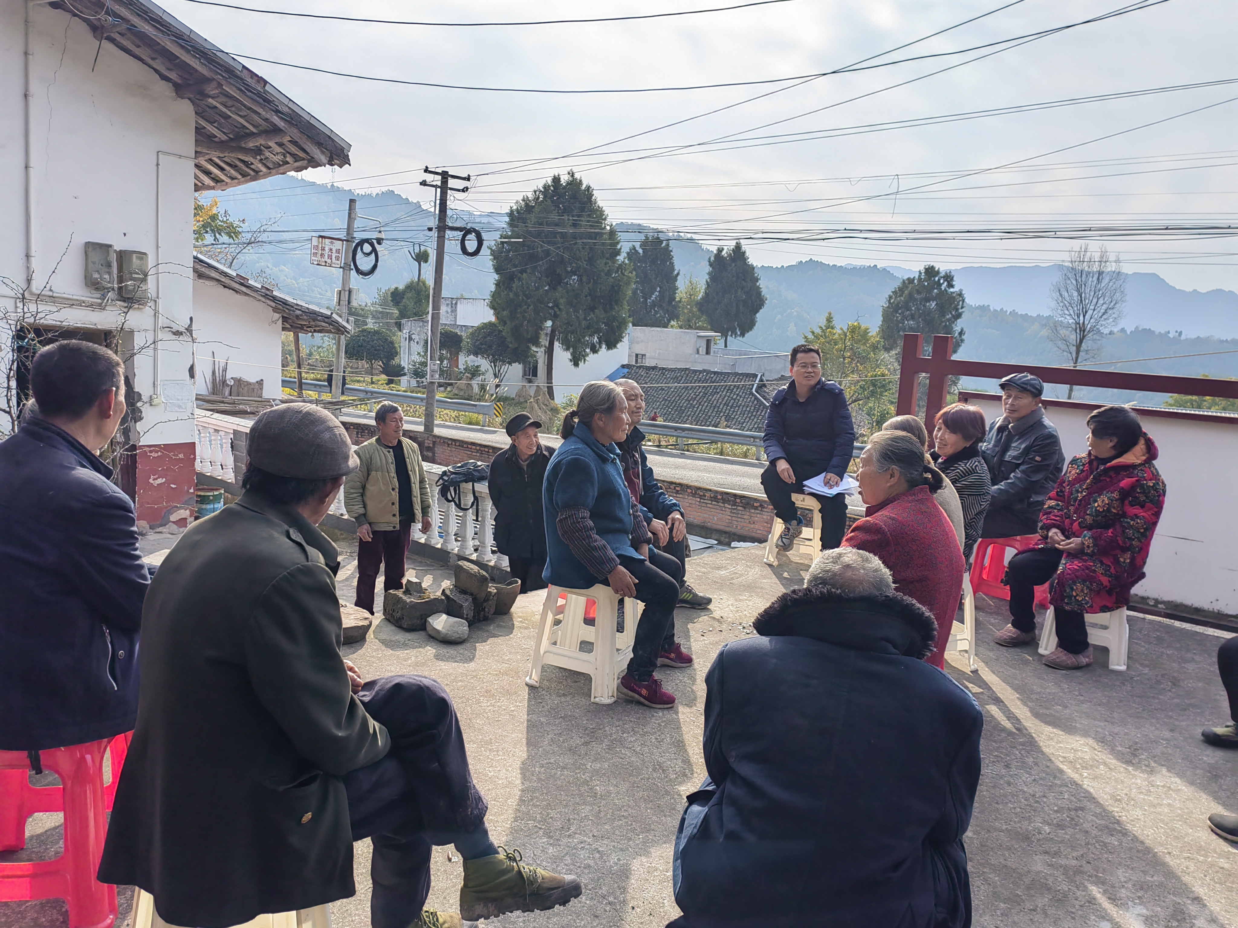 李杰超（中間）組織召開壩壩會，宣講政策，傾聽群眾意見建議_看圖王